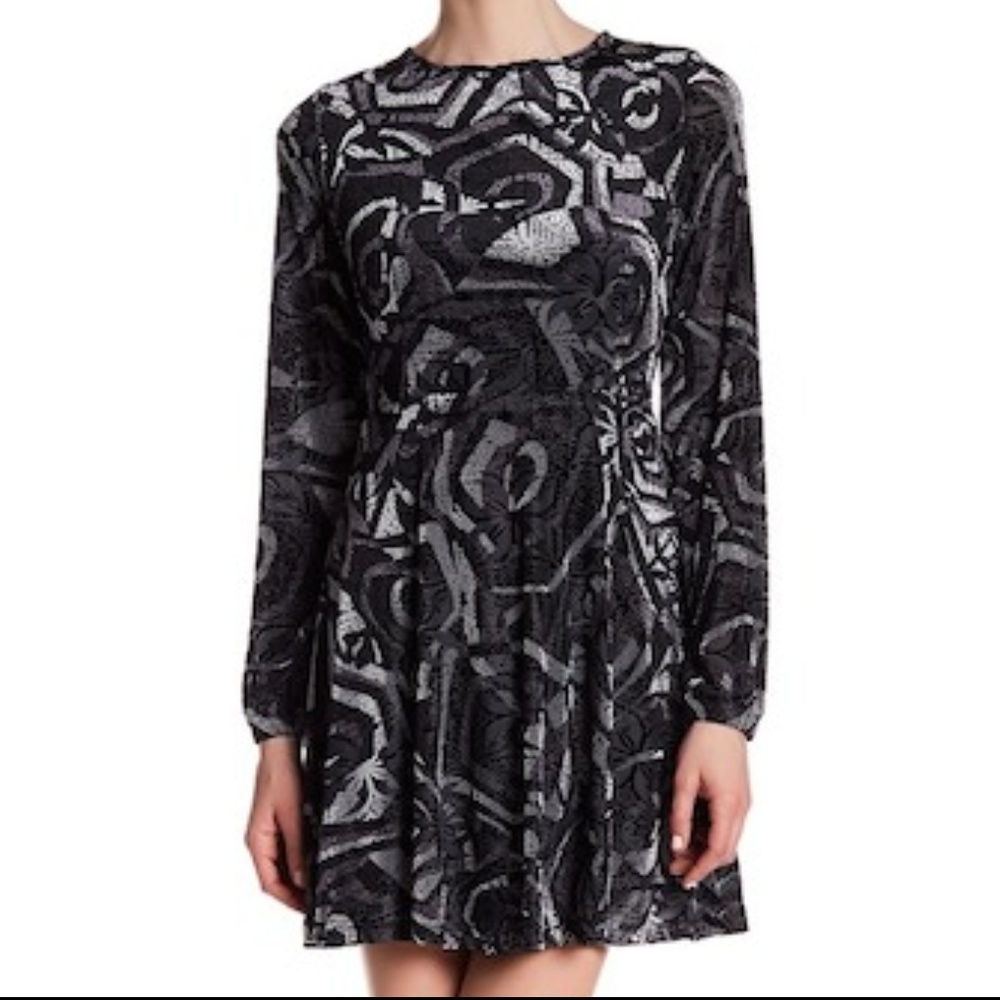 Romeo & Juliet Couture M Long Sleeve‎ Burnout dress